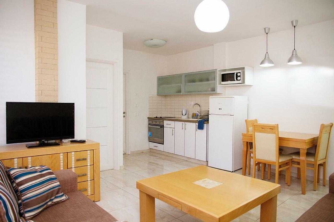 Apartments4You Dinara 巴特亚姆 外观 照片