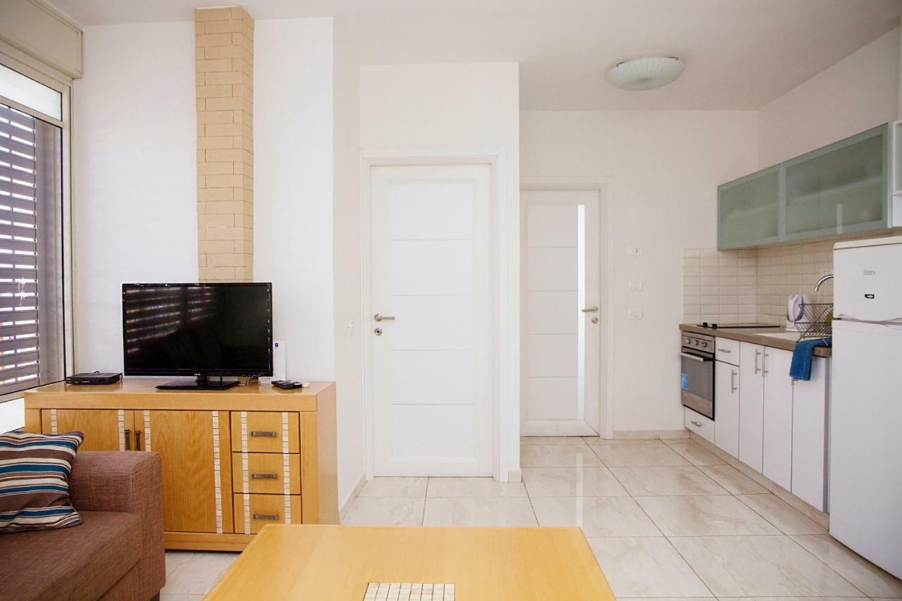 Apartments4You Dinara 巴特亚姆 外观 照片