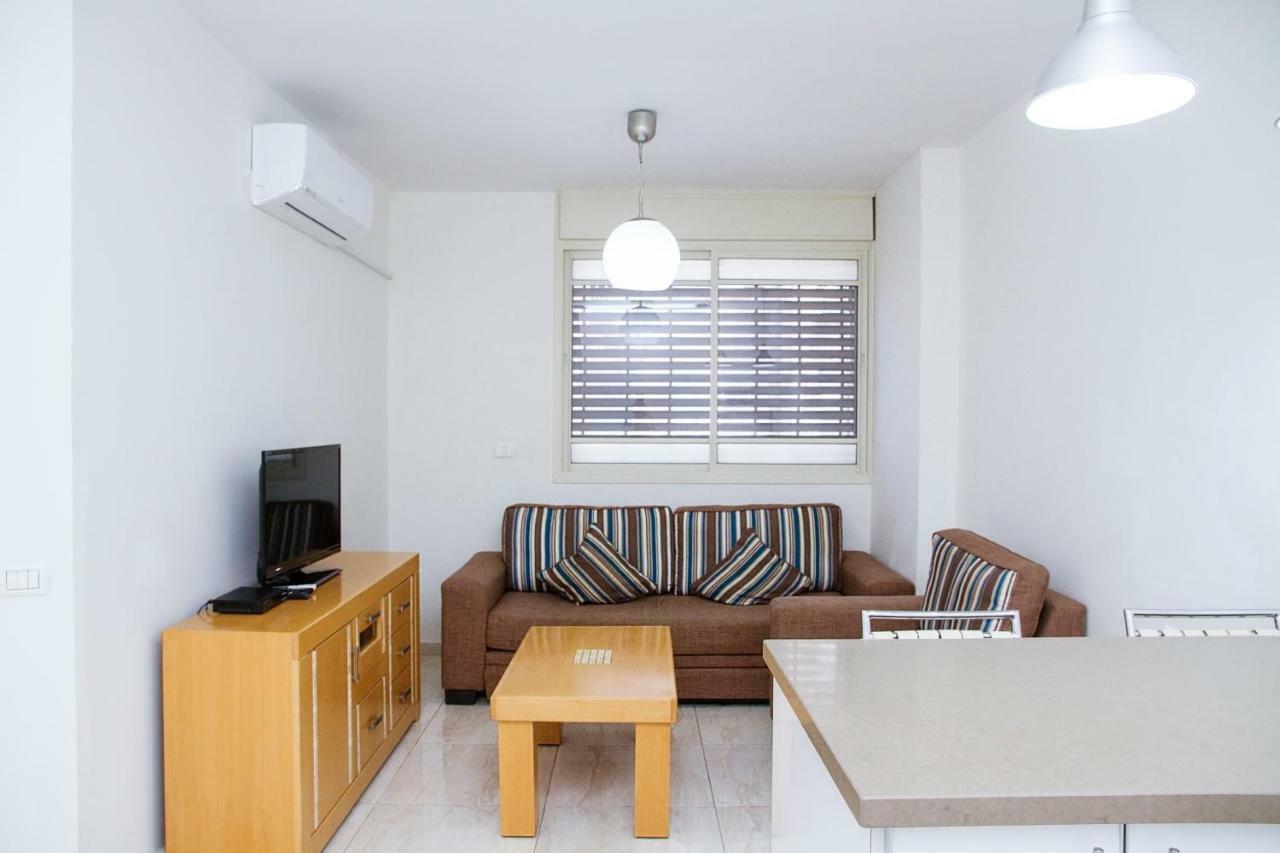 Apartments4You Dinara 巴特亚姆 外观 照片